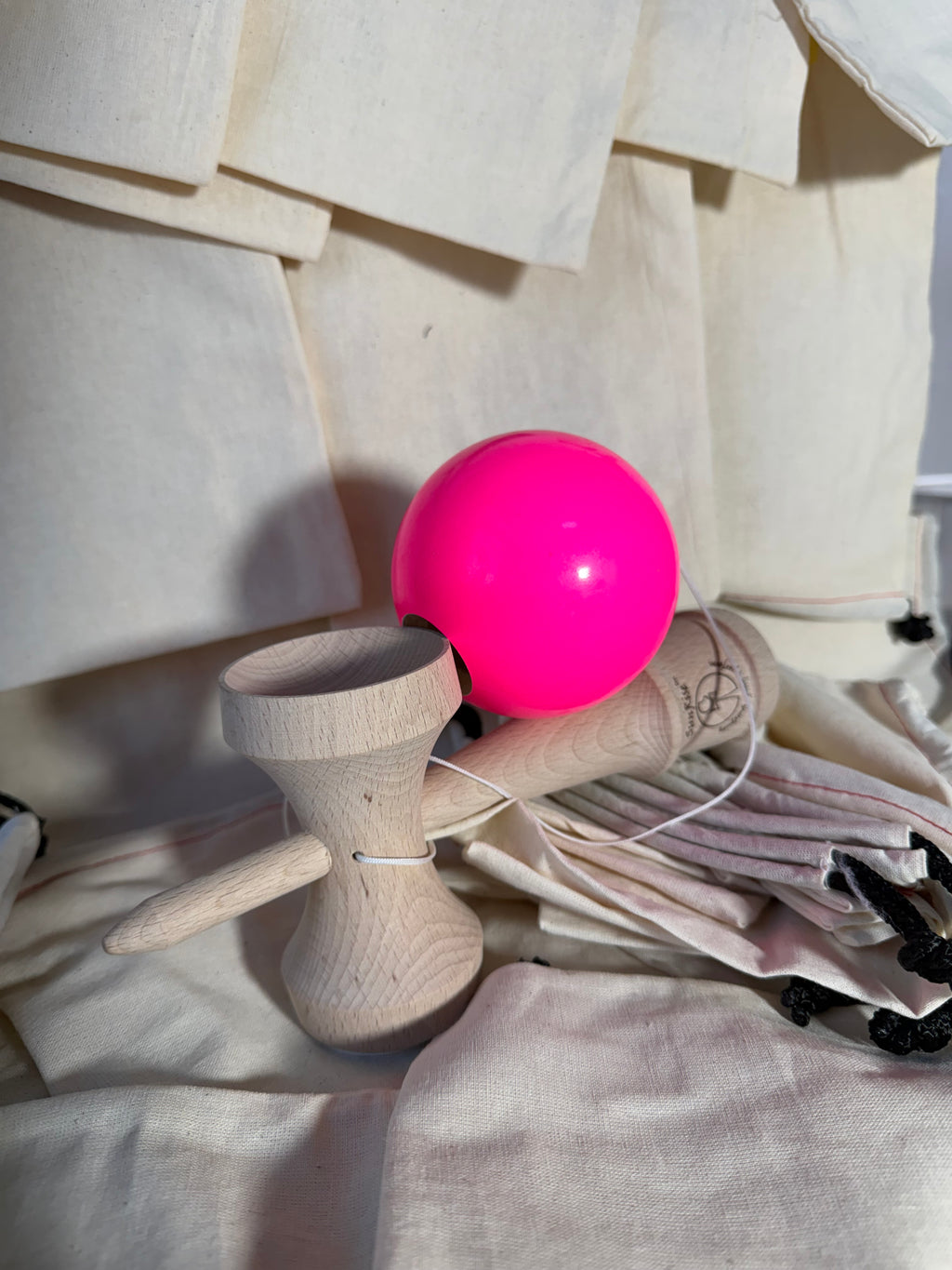 SUNRISE XL KENDAMA - UV PINK - FULL SETUP